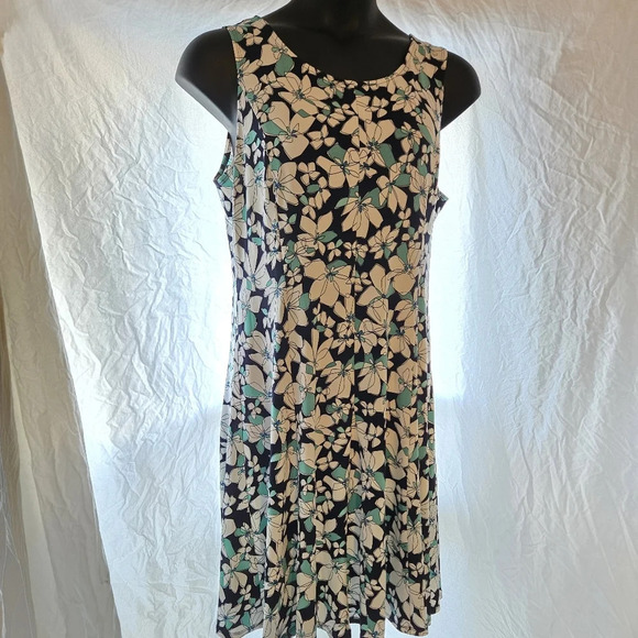 Pretty Floral Dress - Picture 6 of 7